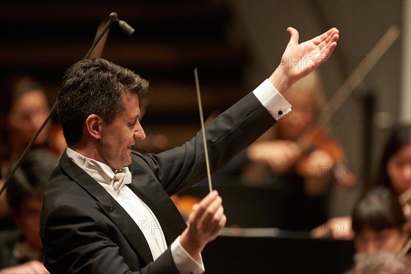 Conductor Ruben Gimeno conducts Staatsorchester Rheinische Philharmonie