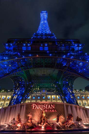 Fontaine in front of the Parisian Macao