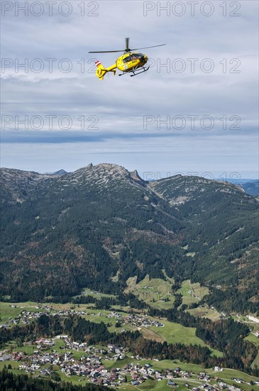 Mountain rescue by helicopter on the Fellhorn ridge