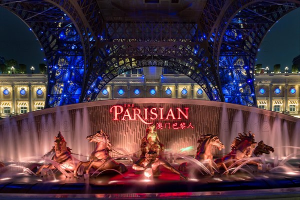 Fontaine in front of the Parisian Macao