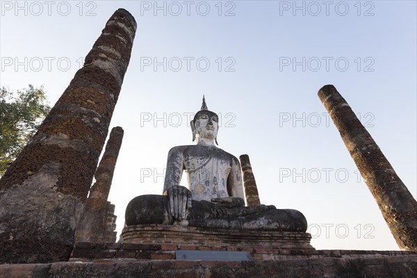 Seated Buddha statue at Wat Mahathat