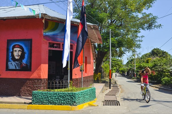 Painting with Che Guevara on the Casa del Frente Sandinista