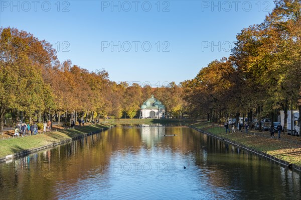 Hubertusbrunnen with Nymphenburg Canal