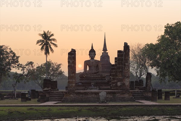 The wihan or temple hall at Wat Mahathat