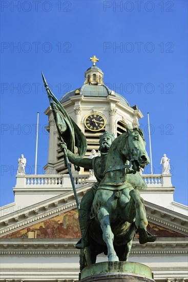 Statue of Godefroud de Bouillon on the Place Royale