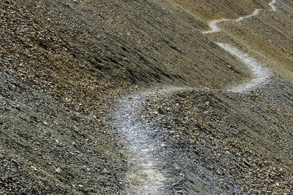 Trekking route to Tilicho Lake