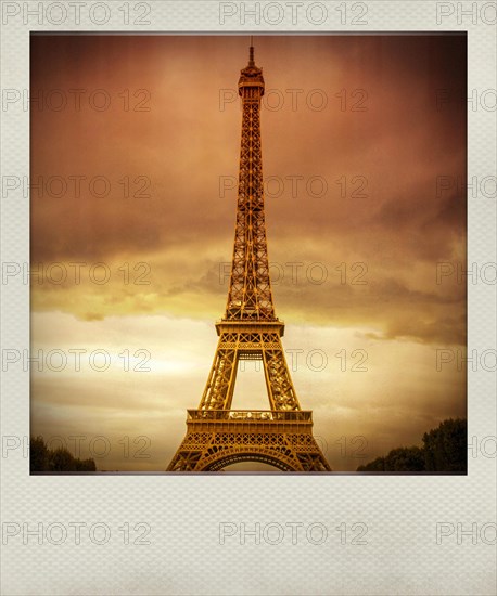 Vintage polaroid photo of Eiffel tower