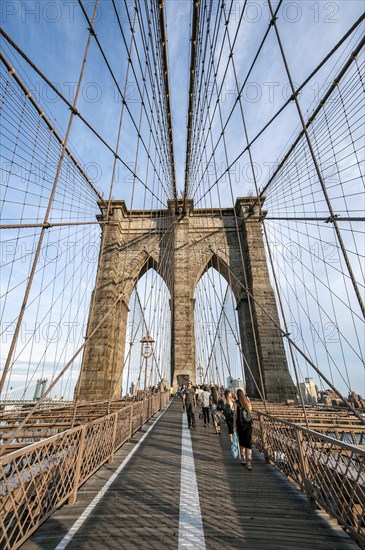 Cable suspension of the Brooklyn Bridge over the East River