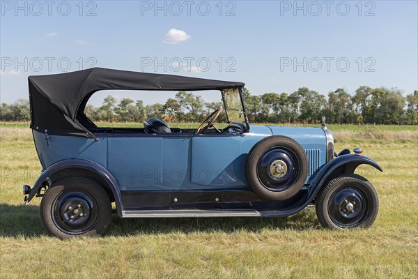 Oldtimer Citroen B10 in hay field