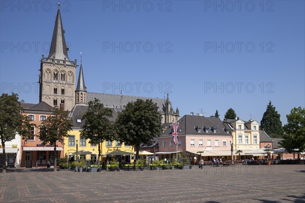 St. Viktor's Cathedral and market