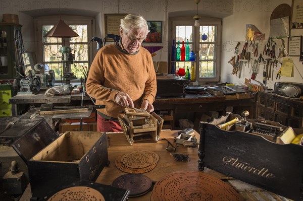 Barrel organ builder