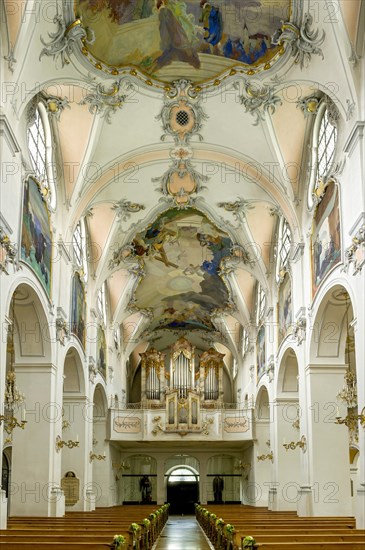 Nave with pulpit and organ