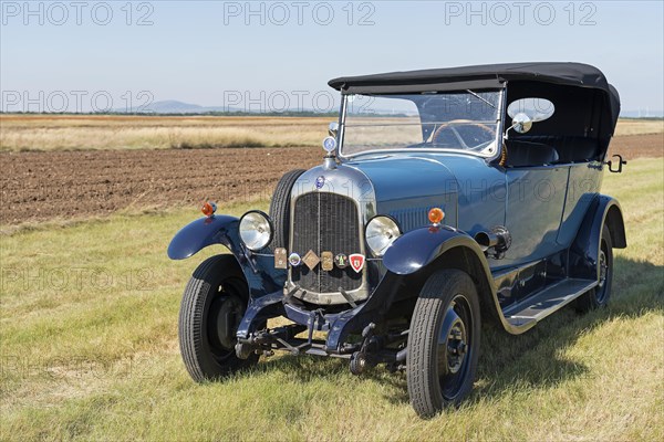 Oldtimer Citroen B10 in hay field