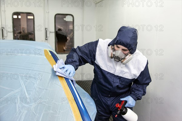 Vehicle painter prepares a partial paint