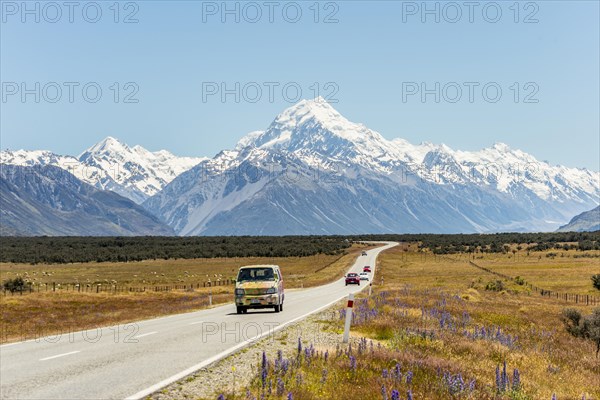 Curvy road with view to Mount Cook