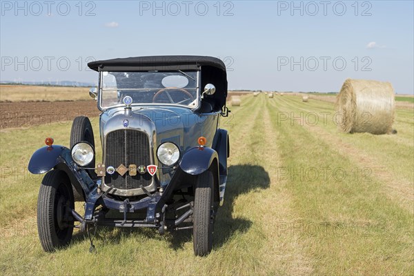 Oldtimer Citroen B10 in hay field