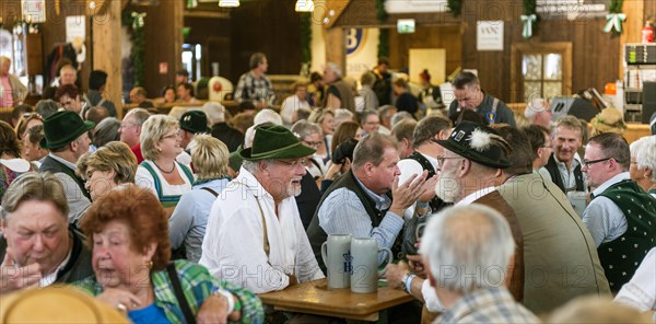 Guests in the beer tent Zur Schonheitskonigin