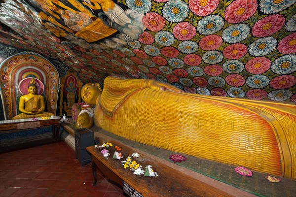 Reclining Buddha statue