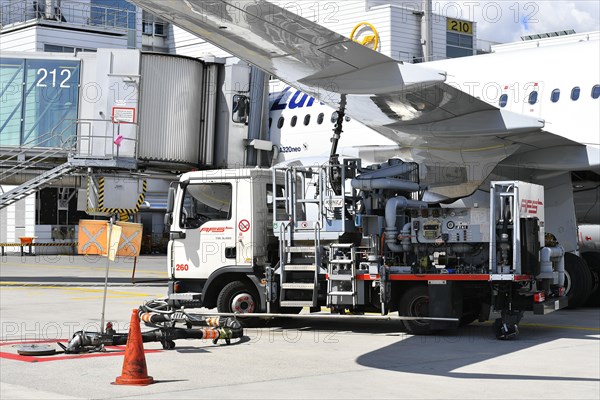 Refueling vehicle