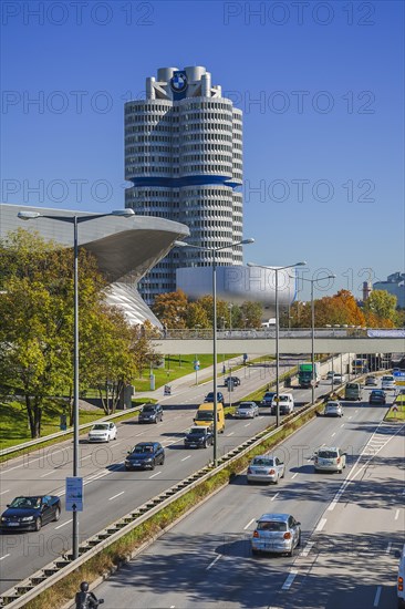 Road traffic at Petuelring