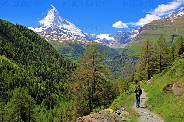 Hiking trail at the hamlet Findeln with Matterhorn 4478m