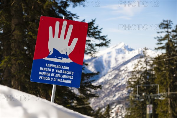 Warning sign avalanche danger