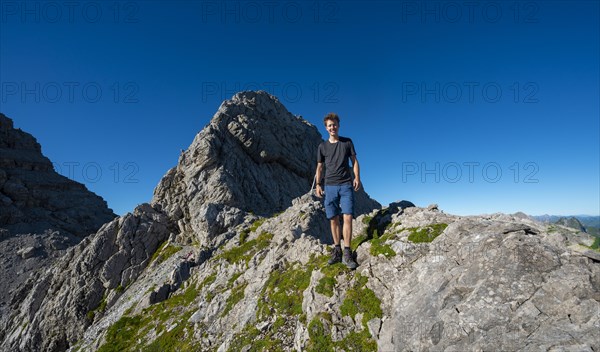 Hiker at the saddle at the Kreuzspitze