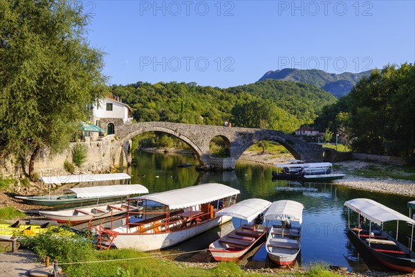 Excursion boats and Old Bridge Stari most