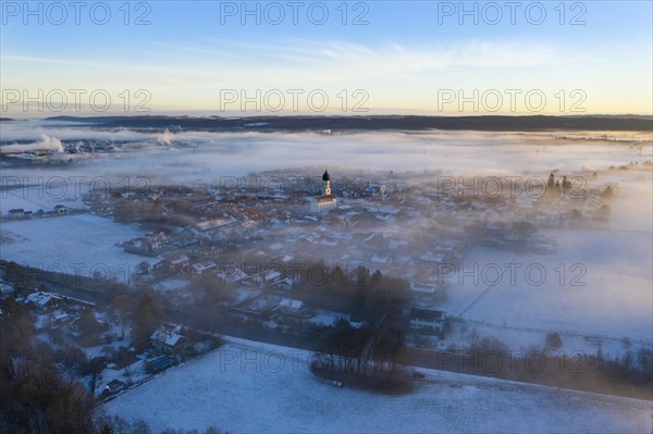 Gelting with Loisach in morning fog in winter