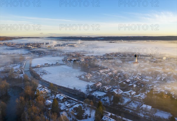 Gelting with Loisach in morning fog in winter