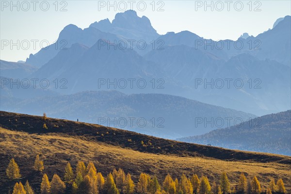 Hikers on autumnal ridge with Peitlerkofl in the background