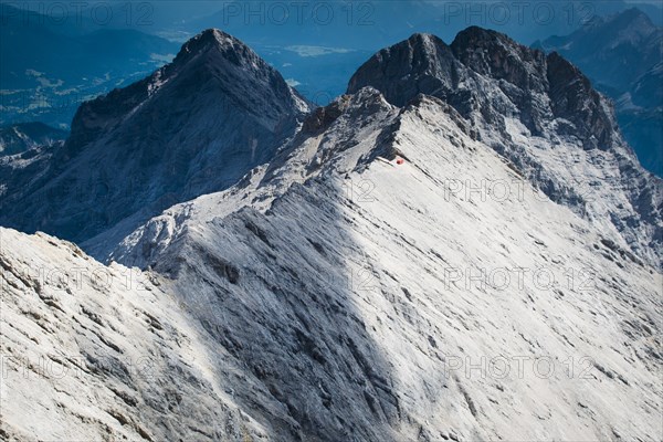 Jubilaumsgrat with bivouac box in front of Alpspitze and Hochblassen