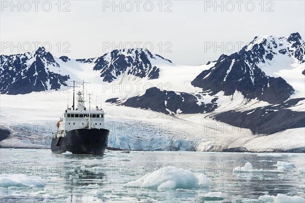 Exploration boat in front of Lilliehook glacier