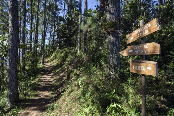 Trail signpost to Comandancia General de La Plata