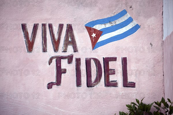 Painted wall with the flag of Cuba and the words Viva Fidel