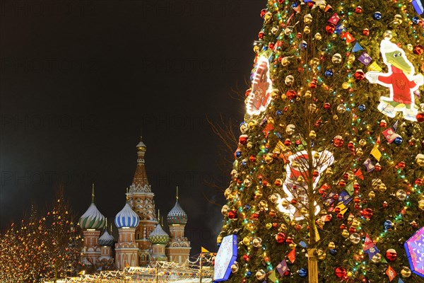 Christmas market next to the GUM ice rink