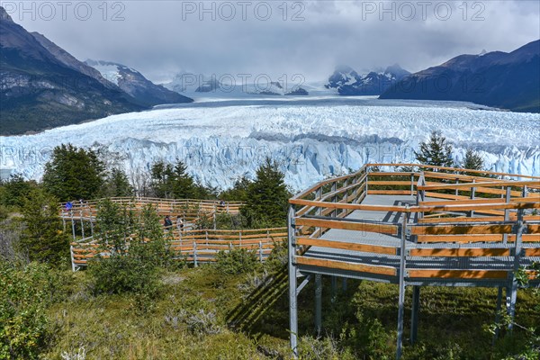 Glaciar Perito Moreno Glacier with viewing platform