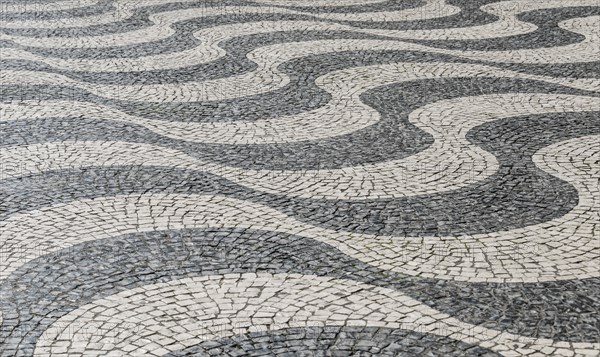 Wavy pattern in pavement