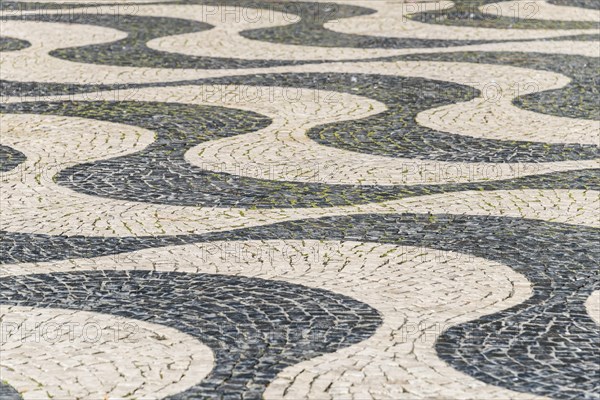 Wavy pattern in pavement