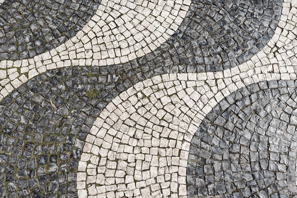 Wavy pattern in pavement