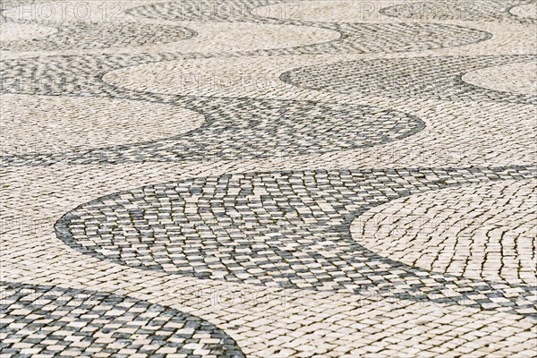 Wavy pattern in pavement