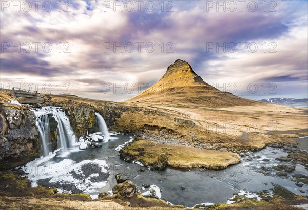 Berg Kirkjufell with Kirkjufellsfoss Waterfall