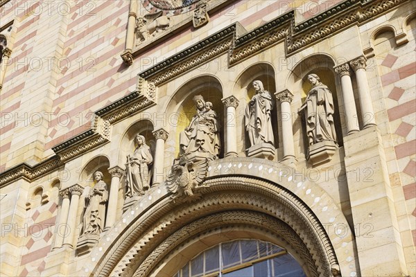 Patron saints of the cathedral on the western facade