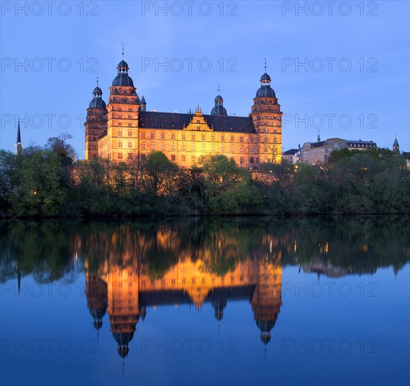 Schloss Johannisburg reflected in the Main