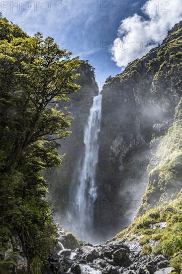 Devil's Punchbowl Waterfall