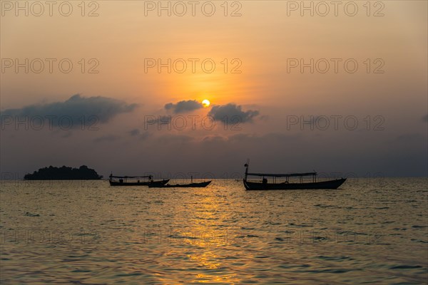 Boats on sea at sunrise from Koh Tui Beach