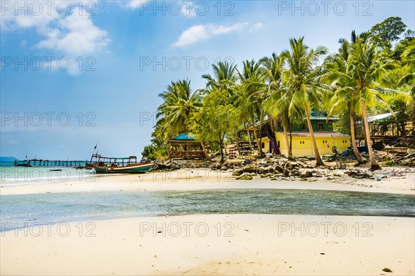 Idyllic sandy beach with palm trees at Long Beach