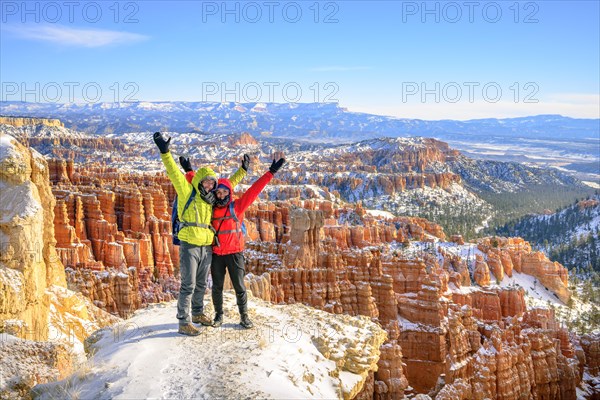 Tourists with outstretched arms in front of the amphitheatre