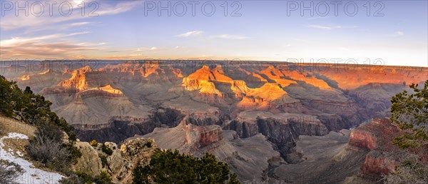 Gorge of the Grand Canyon in evening light