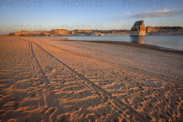 Morning sun at the sandy beach of Lone Rock Beach at Lake Powell